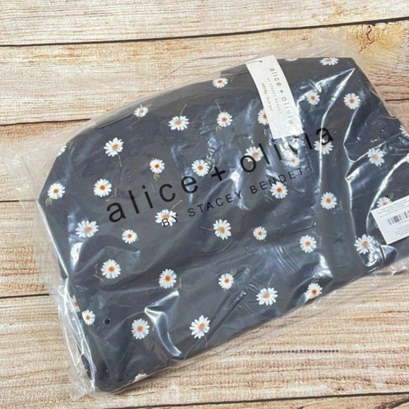 Alice & Olivia Daisy Print Adjustable Duffle Bag Tote NWT! - Picture 4 of 5